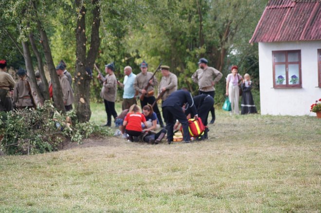 Wypadek podczas inscenizacji w Rzekuniu [23.08.2015] - zdjęcie #23 - eOstroleka.pl