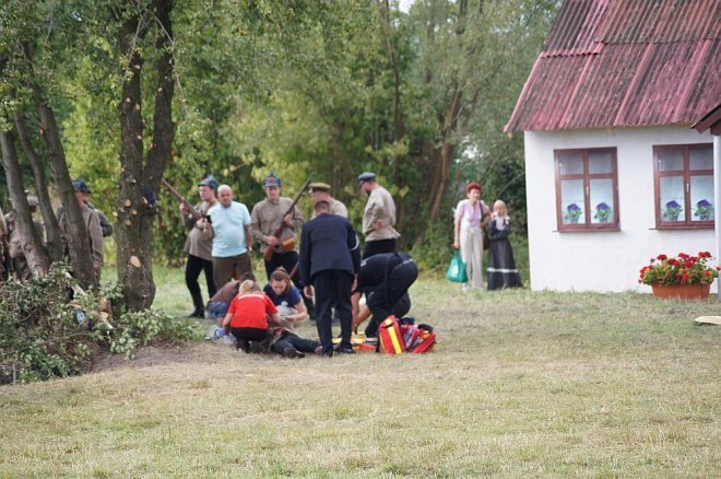 Wypadek podczas inscenizacji w Rzekuniu [23.08.2015] - zdjęcie #36 - eOstroleka.pl