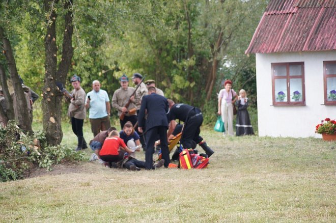 Wypadek podczas inscenizacji w Rzekuniu [23.08.2015] - zdjęcie #21 - eOstroleka.pl