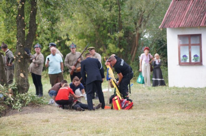 Wypadek podczas inscenizacji w Rzekuniu [23.08.2015] - zdjęcie #20 - eOstroleka.pl