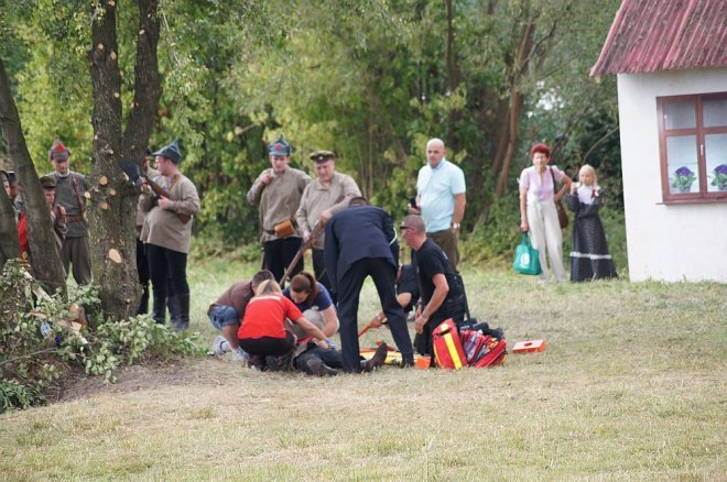 Wypadek podczas inscenizacji w Rzekuniu [23.08.2015] - zdjęcie #18 - eOstroleka.pl