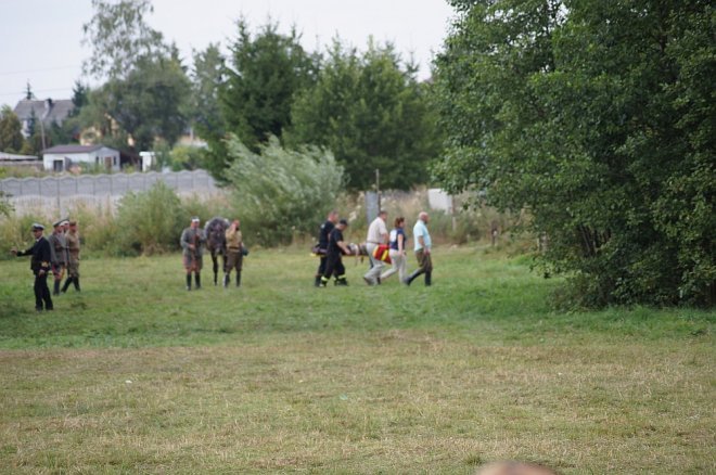 Wypadek podczas inscenizacji w Rzekuniu [23.08.2015] - zdjęcie #4 - eOstroleka.pl