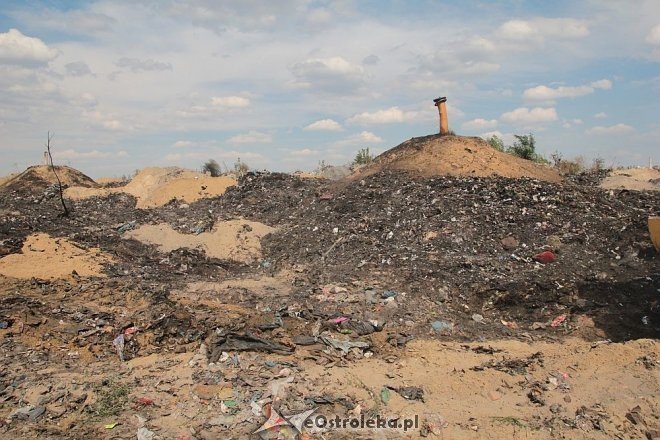 Miejskie wysypisko śmieci zostało podpalone. Sprawcy poszukują ostrołęccy policjanci [24.08.2015] - zdjęcie #11 - eOstroleka.pl