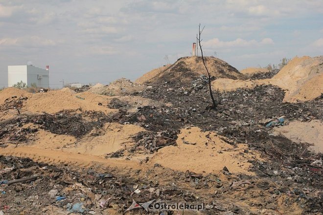 Miejskie wysypisko śmieci zostało podpalone. Sprawcy poszukują ostrołęccy policjanci [24.08.2015] - zdjęcie #12 - eOstroleka.pl
