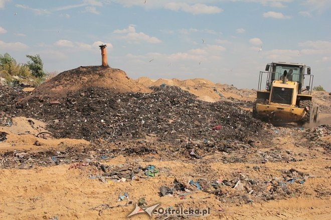 Miejskie wysypisko śmieci zostało podpalone. Sprawcy poszukują ostrołęccy policjanci [24.08.2015] - zdjęcie #24 - eOstroleka.pl