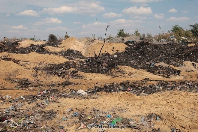 Miejskie wysypisko śmieci zostało podpalone. Sprawcy poszukują ostrołęccy policjanci [24.08.2015] - zdjęcie #25 - eOstroleka.pl