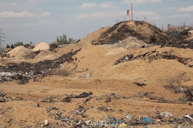 Miejskie wysypisko śmieci zostało podpalone. Sprawcy poszukują ostrołęccy policjanci [24.08.2015] - zdjęcie #32 - eOstroleka.pl