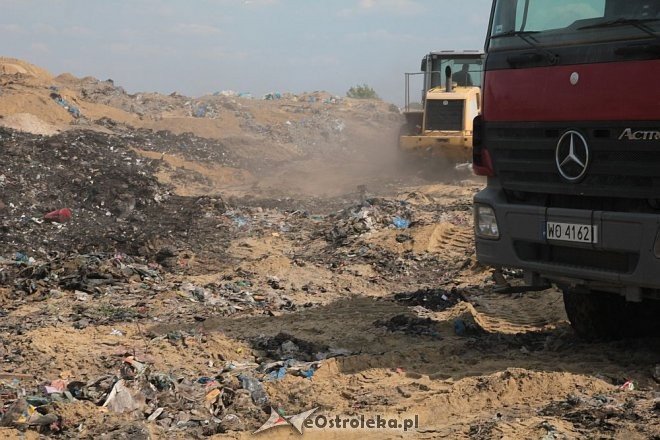 Miejskie wysypisko śmieci zostało podpalone. Sprawcy poszukują ostrołęccy policjanci [24.08.2015] - zdjęcie #35 - eOstroleka.pl