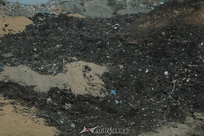 Miejskie wysypisko śmieci zostało podpalone. Sprawcy poszukują ostrołęccy policjanci [24.08.2015] - zdjęcie #38 - eOstroleka.pl