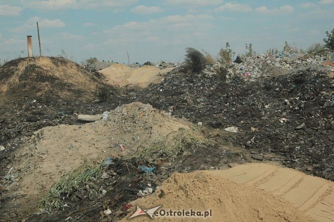 Miejskie wysypisko śmieci zostało podpalone. Sprawcy poszukują ostrołęccy policjanci [24.08.2015] - zdjęcie #43 - eOstroleka.pl