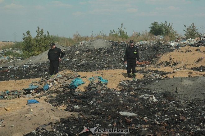 Miejskie wysypisko śmieci zostało podpalone. Sprawcy poszukują ostrołęccy policjanci [24.08.2015] - zdjęcie #44 - eOstroleka.pl