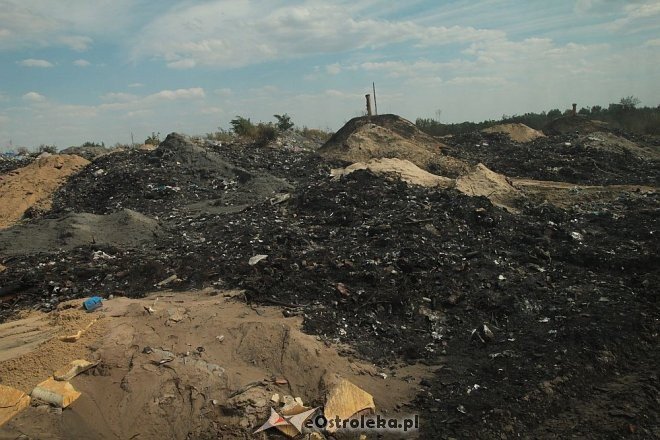 Miejskie wysypisko śmieci zostało podpalone. Sprawcy poszukują ostrołęccy policjanci [24.08.2015] - zdjęcie #45 - eOstroleka.pl