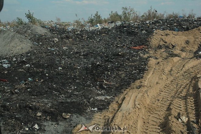Miejskie wysypisko śmieci zostało podpalone. Sprawcy poszukują ostrołęccy policjanci [24.08.2015] - zdjęcie #47 - eOstroleka.pl