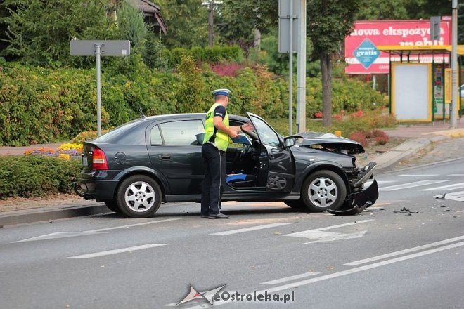Ostrołęka: Wypadek przy wjeździe na „stary most”. Jedna osoba trafiła do szpitala [24.08.2015] - zdjęcie #1 - eOstroleka.pl