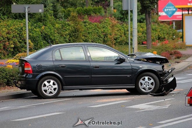 Ostrołęka: Wypadek przy wjeździe na „stary most”. Jedna osoba trafiła do szpitala [24.08.2015] - zdjęcie #3 - eOstroleka.pl