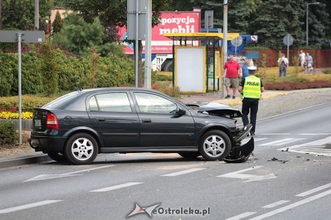 Ostrołęka: Wypadek przy wjeździe na „stary most”. Jedna osoba trafiła do szpitala [24.08.2015] - zdjęcie #4 - eOstroleka.pl