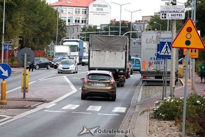 Ostrołęka: Wypadek przy wjeździe na „stary most”. Jedna osoba trafiła do szpitala [24.08.2015] - zdjęcie #5 - eOstroleka.pl