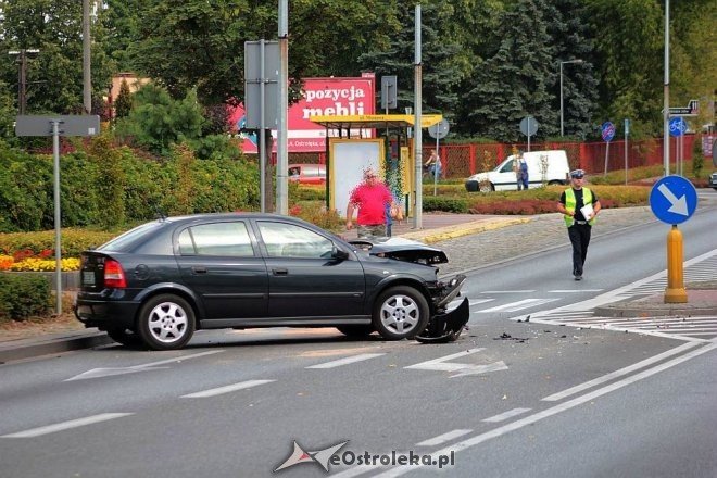 Ostrołęka: Wypadek przy wjeździe na „stary most”. Jedna osoba trafiła do szpitala [24.08.2015] - zdjęcie #18 - eOstroleka.pl