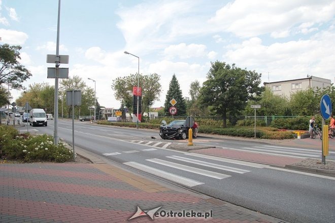 Ostrołęka: Wypadek przy wjeździe na „stary most”. Jedna osoba trafiła do szpitala [24.08.2015] - zdjęcie #18 - eOstroleka.pl