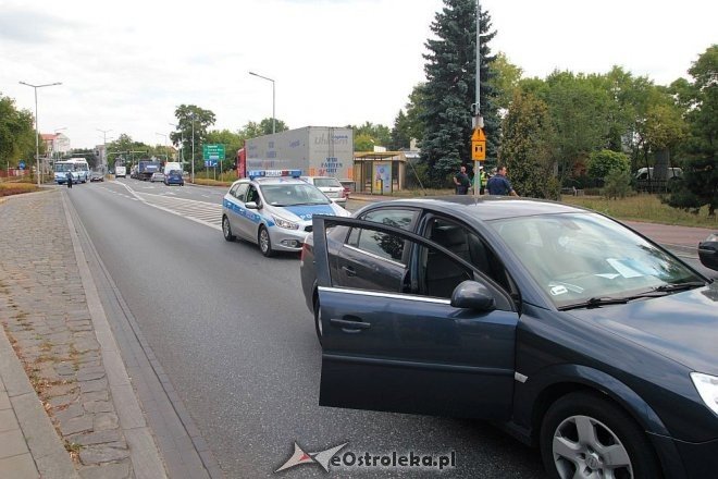 Ostrołęka: Wypadek przy wjeździe na „stary most”. Jedna osoba trafiła do szpitala [24.08.2015] - zdjęcie #7 - eOstroleka.pl