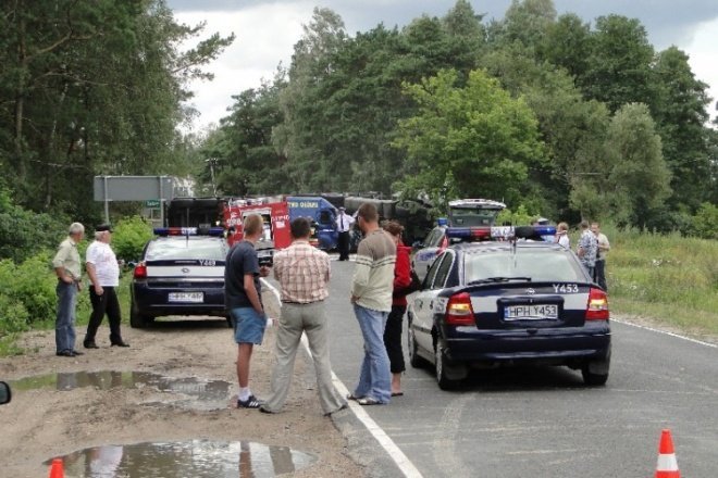 wypadek w miejscowości Żebry -Chudek (18.08.09) - zdjęcie #6 - eOstroleka.pl
