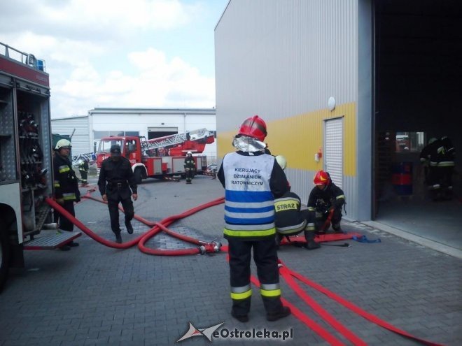 Ostrołęka: Zwarcie instalacji, pożar magazynu i poszkodowany pracownik Lacroix [27.08.2015] - zdjęcie #5 - eOstroleka.pl
