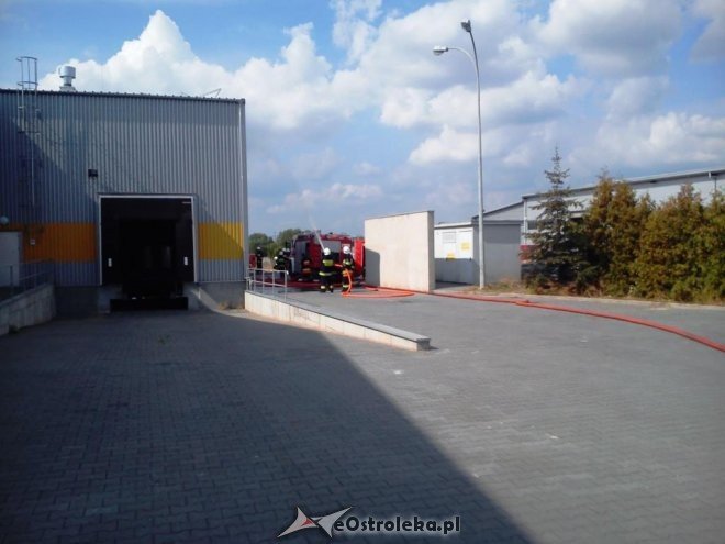 Ostrołęka: Zwarcie instalacji, pożar magazynu i poszkodowany pracownik Lacroix [27.08.2015] - zdjęcie #6 - eOstroleka.pl