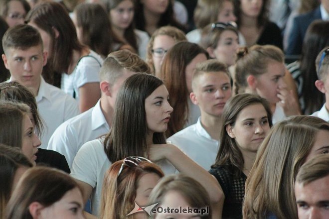 Rozpoczęcie roku szkolnego 2015/2016 w I Liceum Ogólnokształcącym w Ostrołęce [01.09.2015] - zdjęcie #92 - eOstroleka.pl