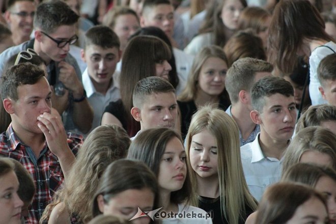 Rozpoczęcie roku szkolnego 2015/2016 w I Liceum Ogólnokształcącym w Ostrołęce [01.09.2015] - zdjęcie #89 - eOstroleka.pl