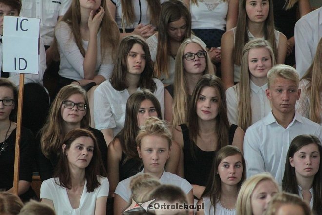 Rozpoczęcie roku szkolnego 2015/2016 w I Liceum Ogólnokształcącym w Ostrołęce [01.09.2015] - zdjęcie #78 - eOstroleka.pl