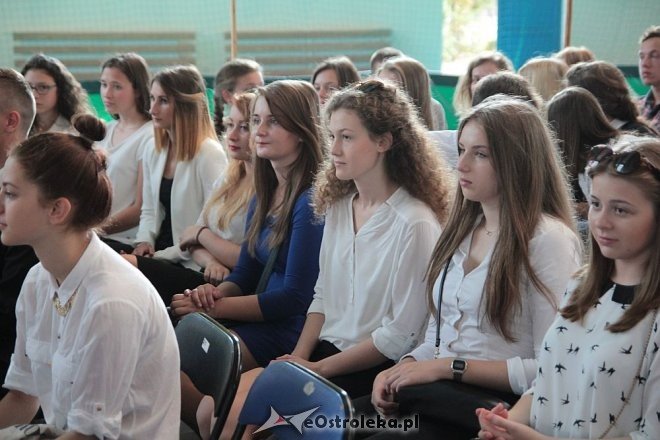 Rozpoczęcie roku szkolnego 2015/2016 w I Liceum Ogólnokształcącym w Ostrołęce [01.09.2015] - zdjęcie #52 - eOstroleka.pl