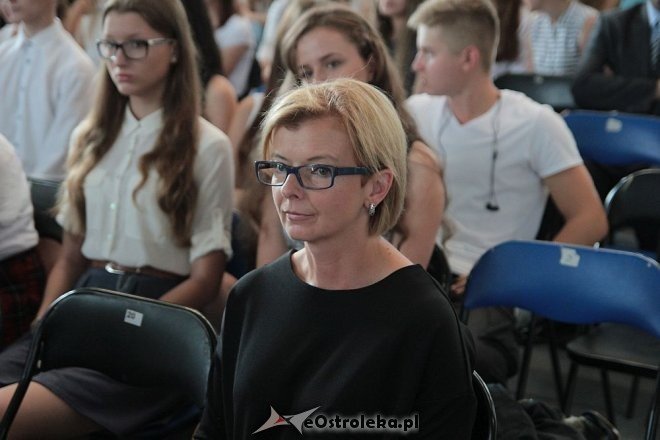 Rozpoczęcie roku szkolnego 2015/2016 w I Liceum Ogólnokształcącym w Ostrołęce [01.09.2015] - zdjęcie #51 - eOstroleka.pl