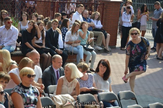 Rozpoczęcie roku szkolnego w Zespole Szkół Zawodowych nr 4 im. Adama Chętnika [01.09.2015] - zdjęcie #54 - eOstroleka.pl