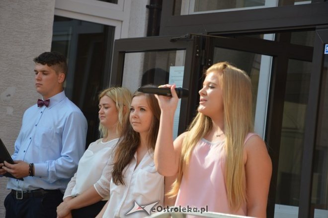 Rozpoczęcie roku szkolnego w Zespole Szkół Zawodowych nr 4 im. Adama Chętnika [01.09.2015] - zdjęcie #23 - eOstroleka.pl