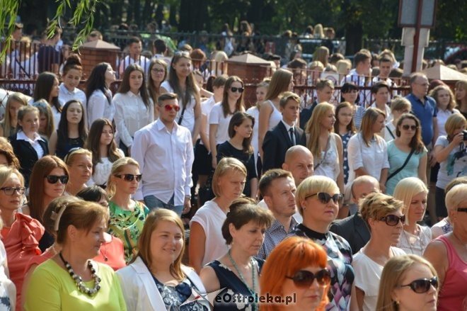 Rozpoczęcie roku szkolnego w Zespole Szkół Zawodowych nr 4 im. Adama Chętnika [01.09.2015] - zdjęcie #16 - eOstroleka.pl