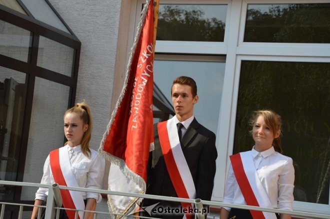 Rozpoczęcie roku szkolnego w Zespole Szkół Zawodowych nr 4 im. Adama Chętnika [01.09.2015] - zdjęcie #6 - eOstroleka.pl
