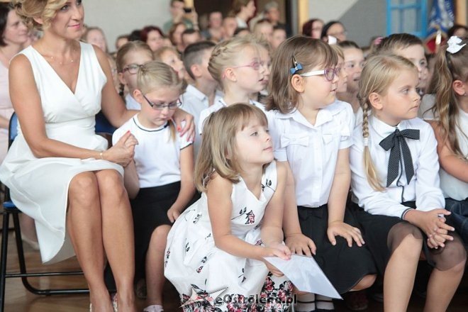 Rozpoczęcie roku szkolnego 2015/2016 w Szkole Podstawowej nr 10 w Ostrołęce [01.09.2015] - zdjęcie #41 - eOstroleka.pl