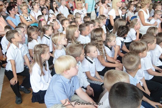 Rozpoczęcie roku szkolnego 2015/2016 w Szkole Podstawowej nr 10 w Ostrołęce [01.09.2015] - zdjęcie #34 - eOstroleka.pl