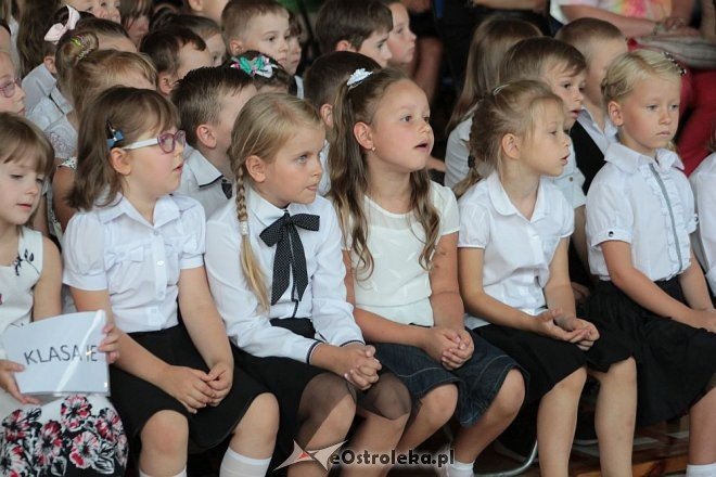Rozpoczęcie roku szkolnego 2015/2016 w Szkole Podstawowej nr 10 w Ostrołęce [01.09.2015] - zdjęcie #20 - eOstroleka.pl