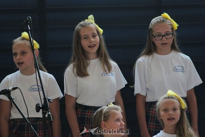 Rozpoczęcie roku szkolnego 2015/2016 w Szkole Podstawowej nr 10 w Ostrołęce [01.09.2015] - zdjęcie #7 - eOstroleka.pl