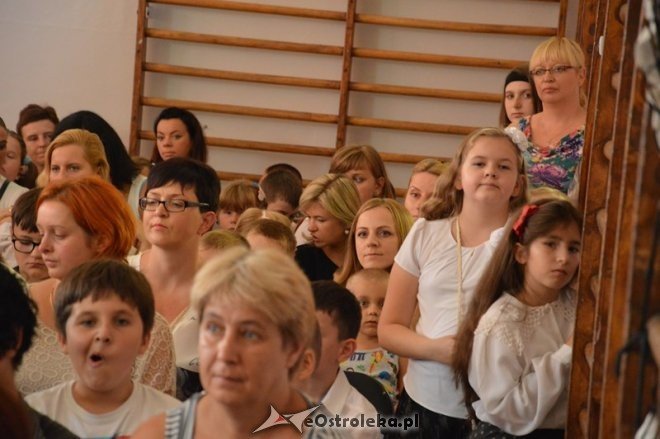 Rozpoczęcie roku szkolnego w Szkole Podstawowej nr 5 w Ostrołęce [01.09.2015] - zdjęcie #5 - eOstroleka.pl