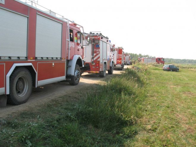 Pożar torfowiska w Piaseczni to celowe podpalenie? Na miejscu znaleziono pusty kanister po paliwie [02.09.2015] - zdjęcie #1 - eOstroleka.pl