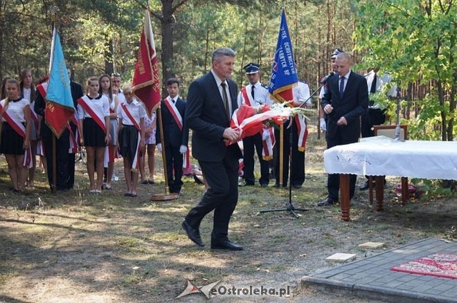 Białobrzeg Bliższy: Uroczyste odsłonięcie odnowionej tablicy epitafijnej [02.09.2015] - zdjęcie #21 - eOstroleka.pl