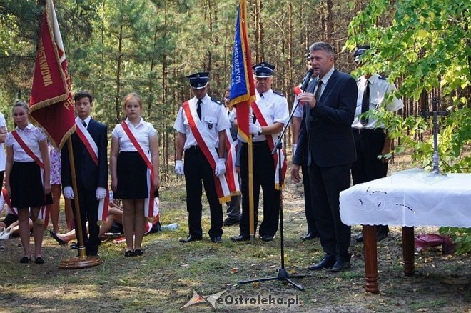 Białobrzeg Bliższy: Uroczyste odsłonięcie odnowionej tablicy epitafijnej [02.09.2015] - zdjęcie #9 - eOstroleka.pl