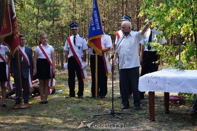 Białobrzeg Bliższy: Uroczyste odsłonięcie odnowionej tablicy epitafijnej [02.09.2015] - zdjęcie #7 - eOstroleka.pl