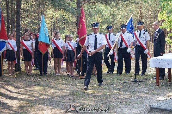 Białobrzeg Bliższy: Uroczyste odsłonięcie odnowionej tablicy epitafijnej [02.09.2015] - zdjęcie #6 - eOstroleka.pl