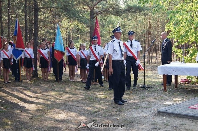 Białobrzeg Bliższy: Uroczyste odsłonięcie odnowionej tablicy epitafijnej [02.09.2015] - zdjęcie #5 - eOstroleka.pl