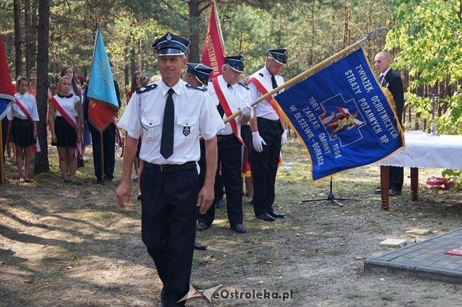 Białobrzeg Bliższy: Uroczyste odsłonięcie odnowionej tablicy epitafijnej [02.09.2015] - zdjęcie #4 - eOstroleka.pl