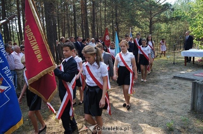 Białobrzeg Bliższy: Uroczyste odsłonięcie odnowionej tablicy epitafijnej [02.09.2015] - zdjęcie #3 - eOstroleka.pl