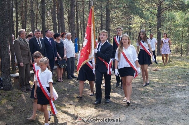 Białobrzeg Bliższy: Uroczyste odsłonięcie odnowionej tablicy epitafijnej [02.09.2015] - zdjęcie #2 - eOstroleka.pl